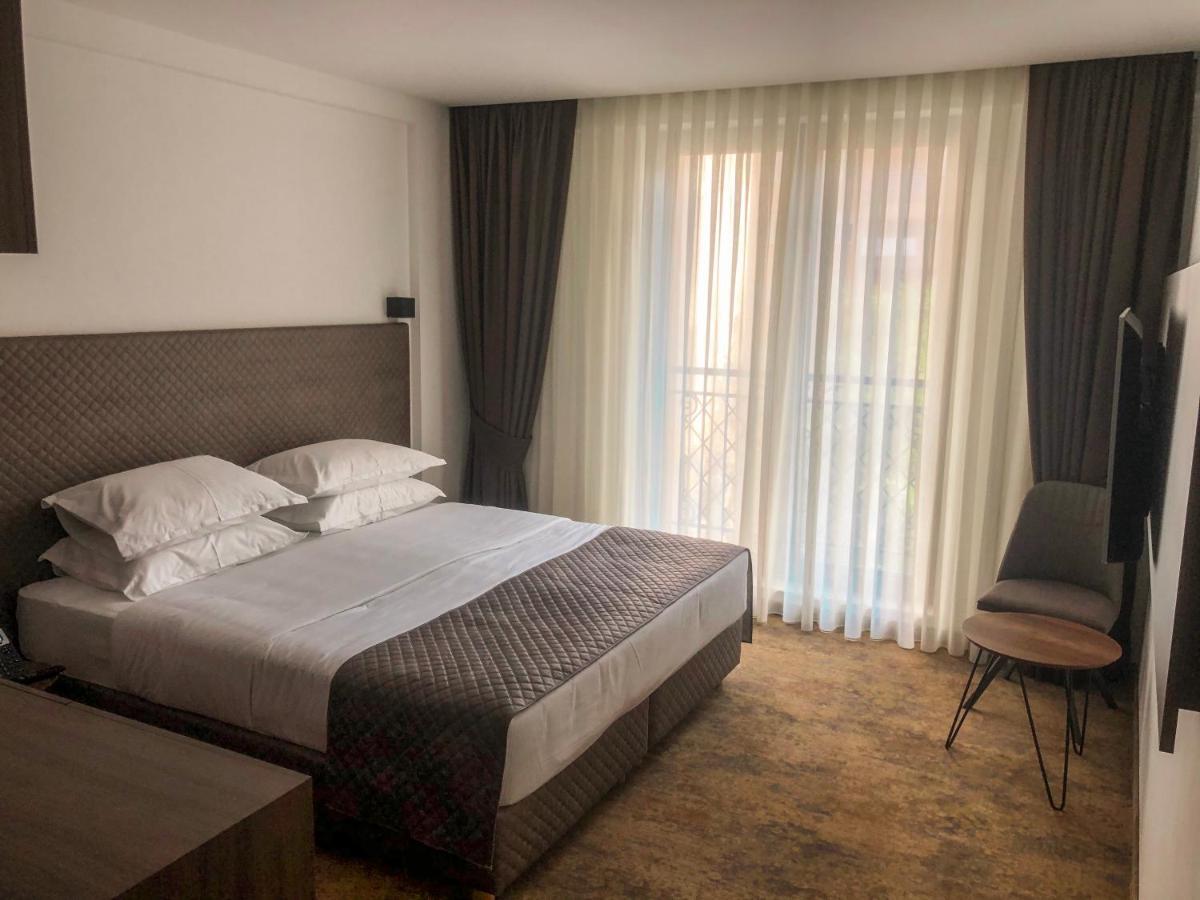 Qama Hotel Prisztina Zewnętrze zdjęcie