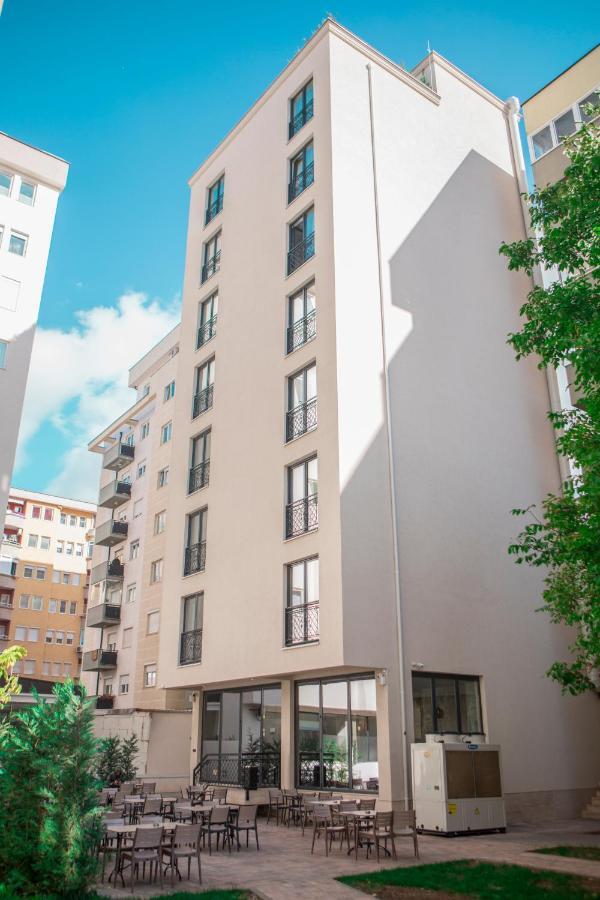 Qama Hotel Prisztina Zewnętrze zdjęcie