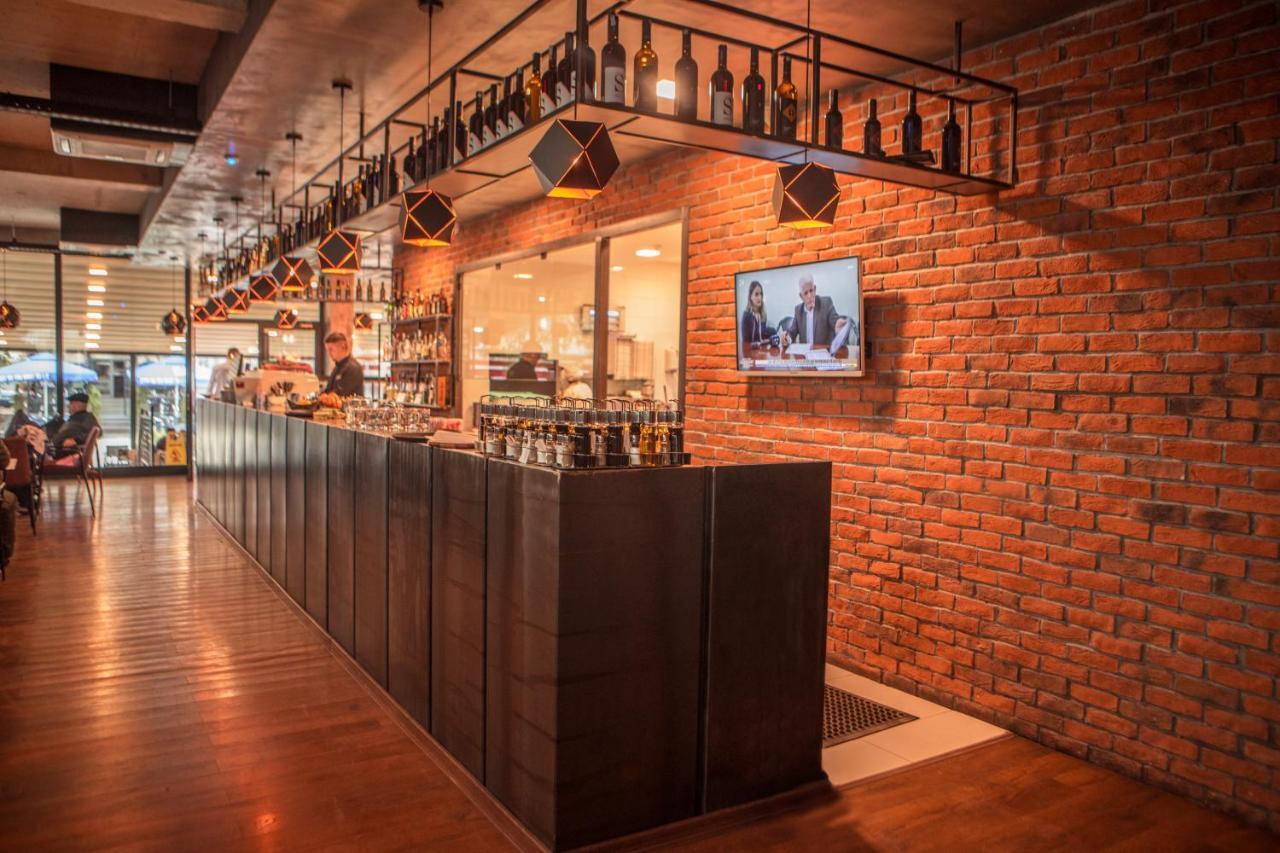 Qama Hotel Prisztina Zewnętrze zdjęcie
