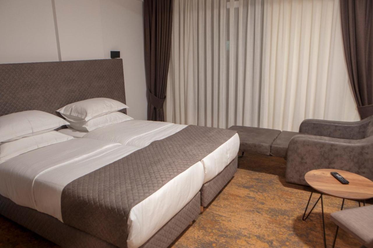 Qama Hotel Prisztina Zewnętrze zdjęcie