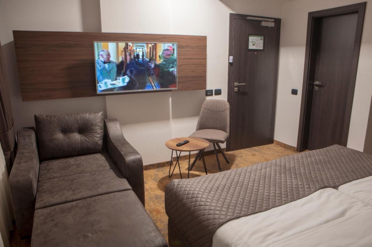 Qama Hotel Prisztina Zewnętrze zdjęcie