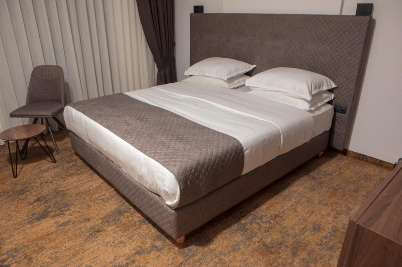 Qama Hotel Prisztina Zewnętrze zdjęcie