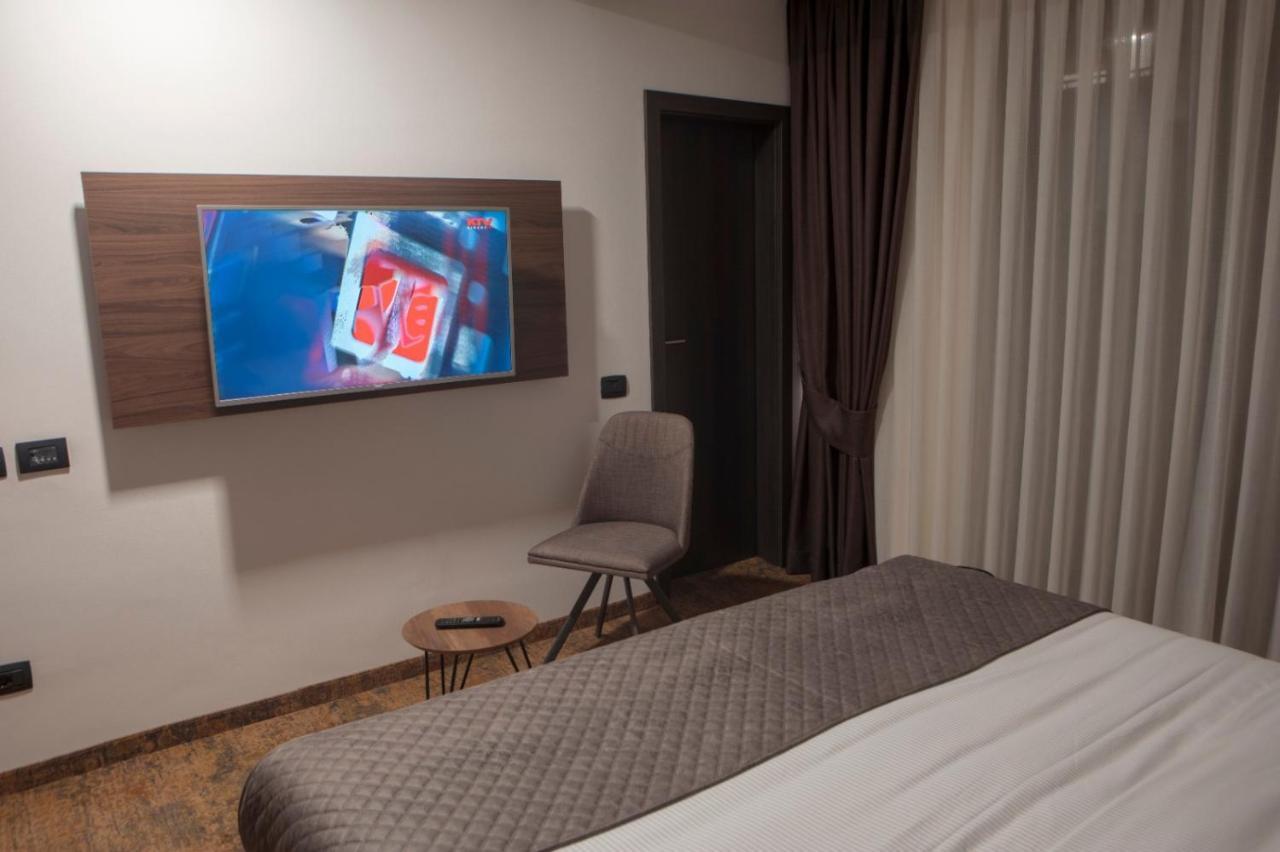 Qama Hotel Prisztina Zewnętrze zdjęcie