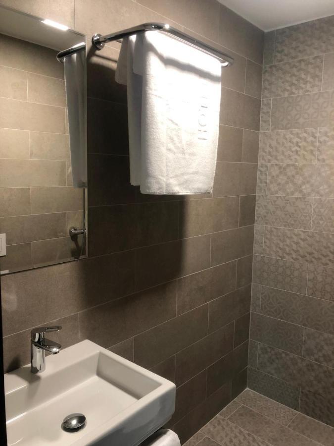 Qama Hotel Prisztina Zewnętrze zdjęcie
