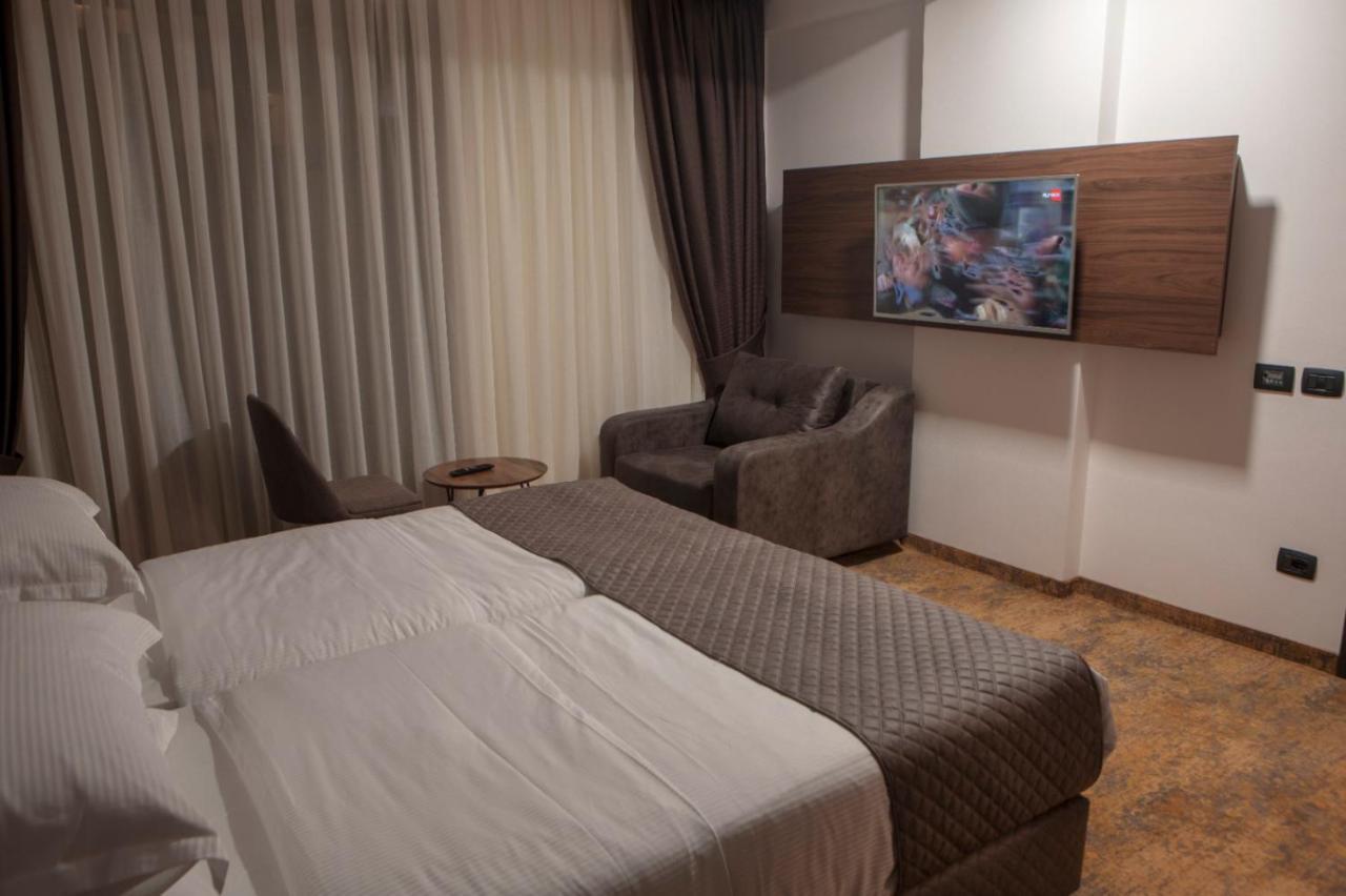 Qama Hotel Prisztina Zewnętrze zdjęcie