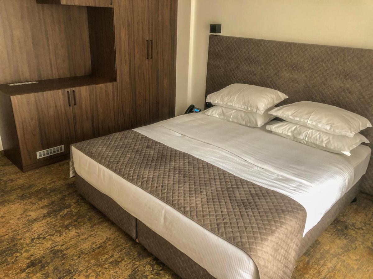 Qama Hotel Prisztina Zewnętrze zdjęcie