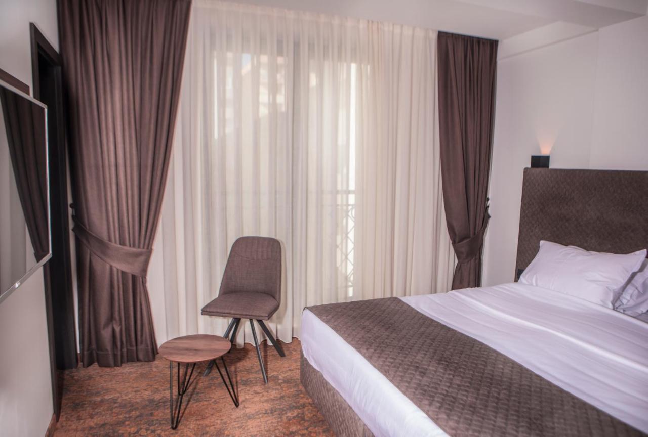 Qama Hotel Prisztina Zewnętrze zdjęcie