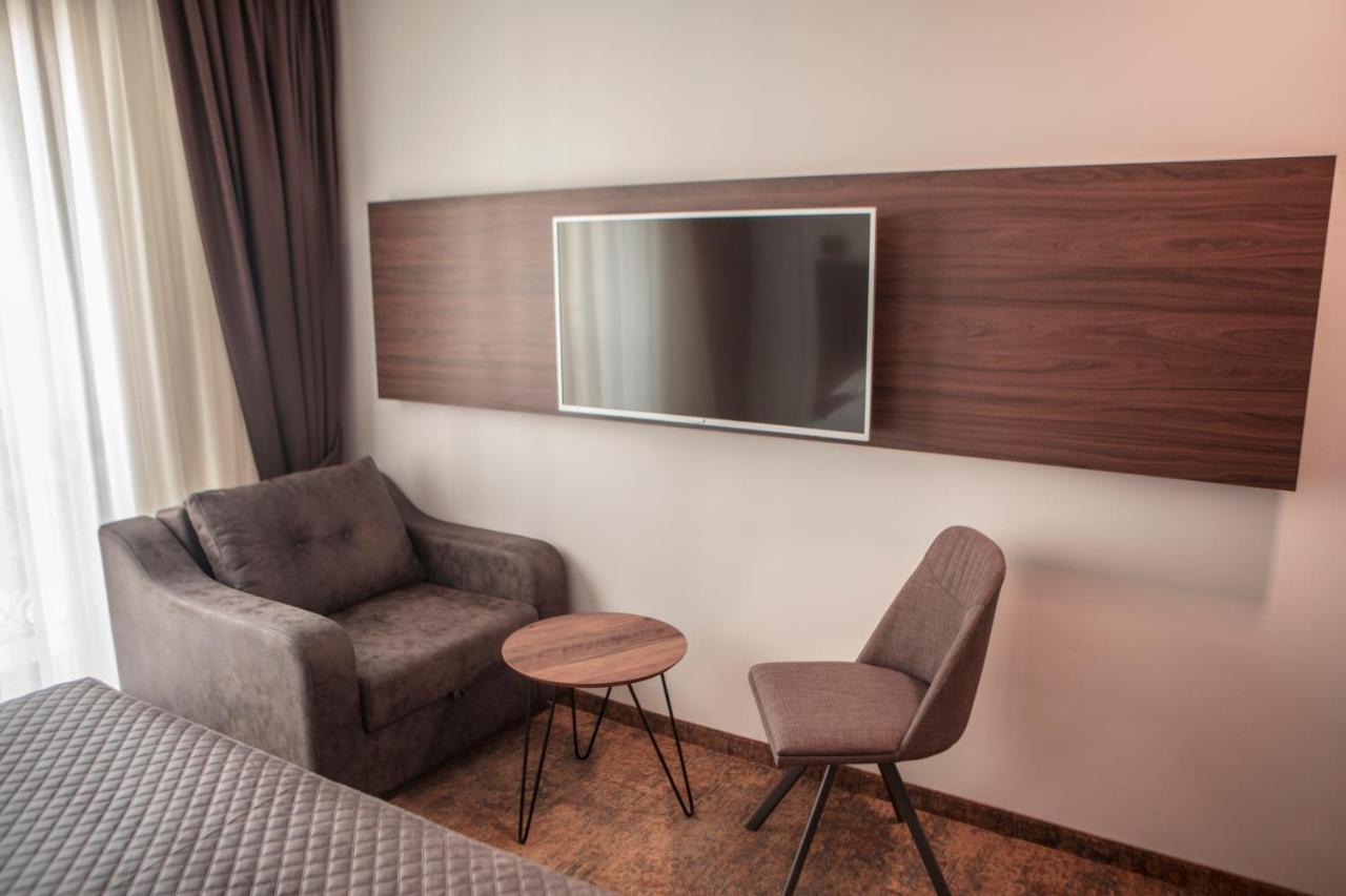 Qama Hotel Prisztina Zewnętrze zdjęcie