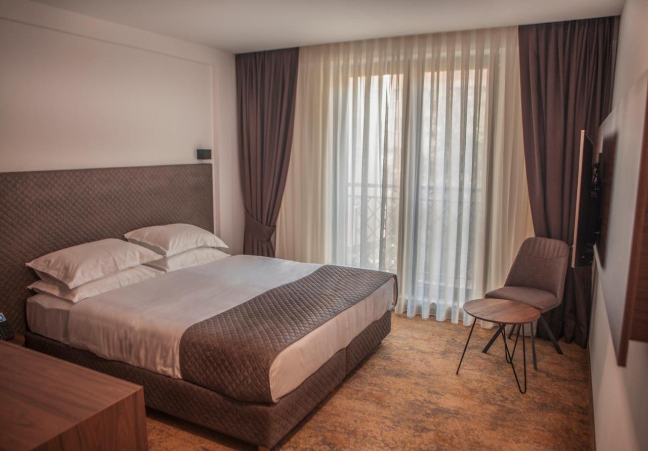 Qama Hotel Prisztina Zewnętrze zdjęcie