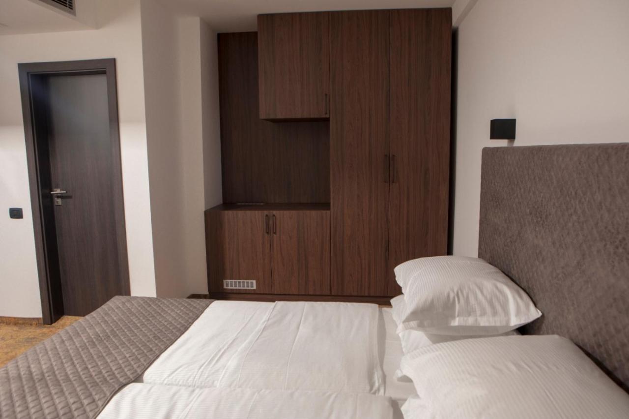 Qama Hotel Prisztina Zewnętrze zdjęcie