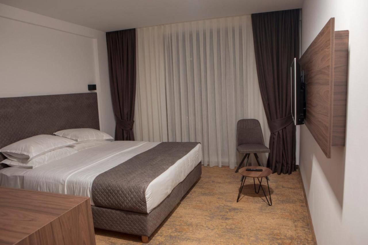 Qama Hotel Prisztina Zewnętrze zdjęcie